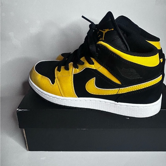 AIR JORDAN 1 MID “Black/University Gold”  ✨ - Picture 1 of 6